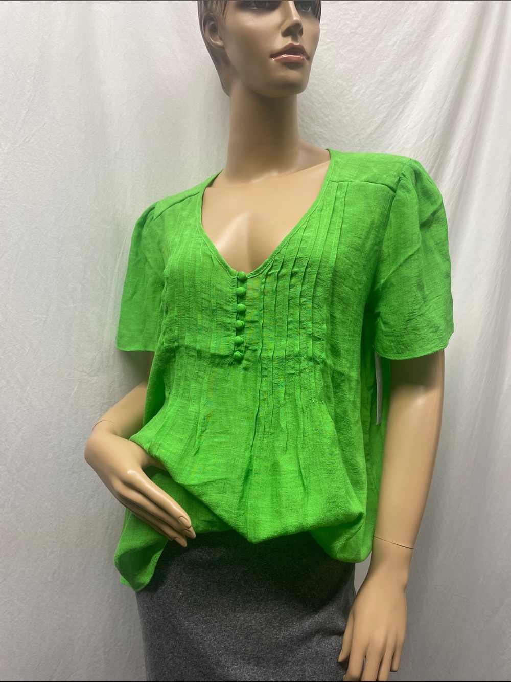Counterparts Women's Bright Green V-Neck Short Sleeve Women's Top NWT